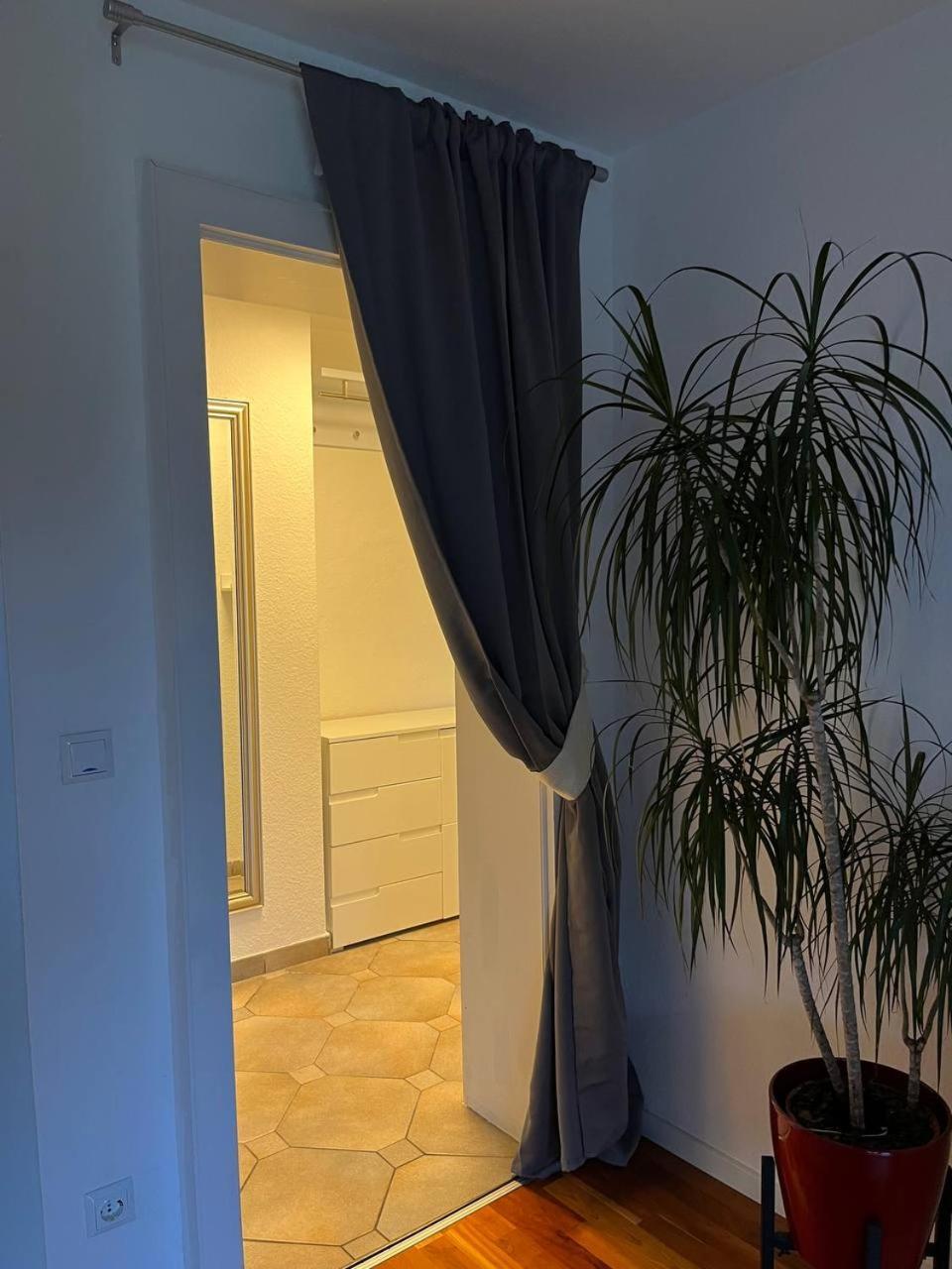 Gemuetliche 3 Zimmer Wohnung Mit Grosszuegiger Terrasse Im Gruenen Reutlingen Exterior photo